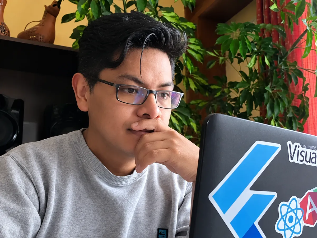 Victor, FullStack y CEO de Scallia, trabajando en un proyecto desde La Paz